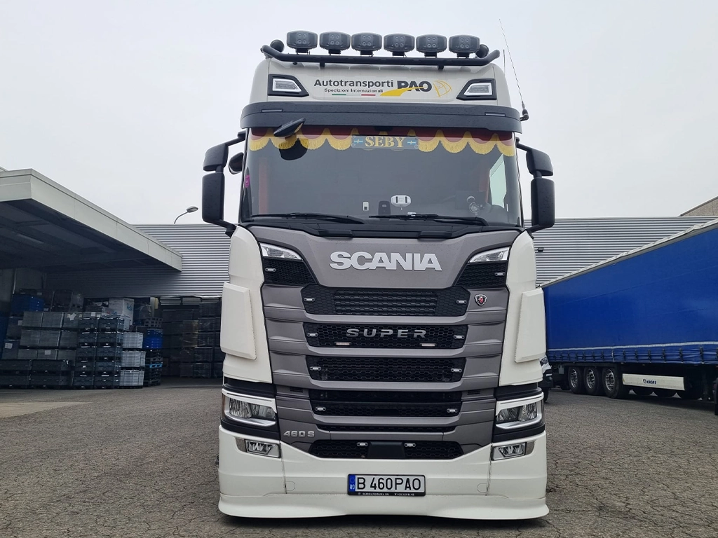 camion Scania proaspat modificat si inscriptionat cu logo-ul firmei Autotransporti Pao