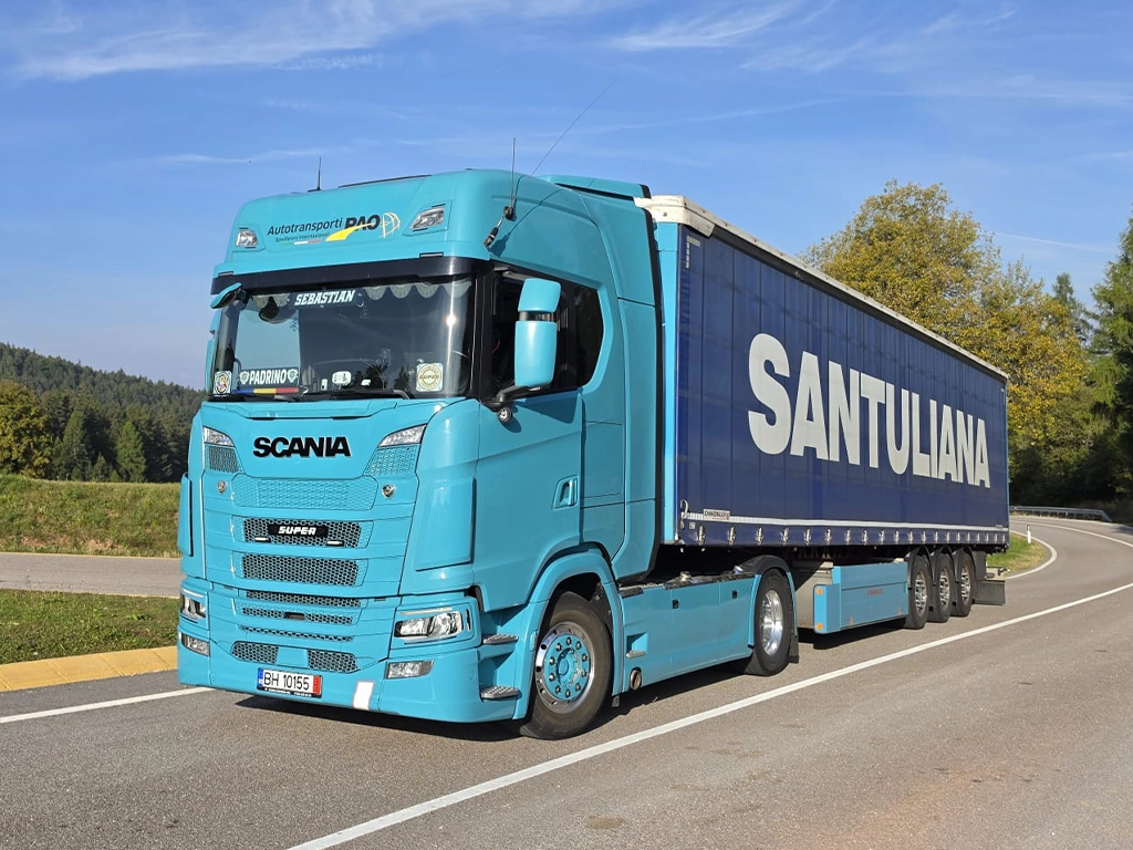 Un ansamblu cap tractor Scania si o semi-remorca cu prelata pentru transport de marfuri international