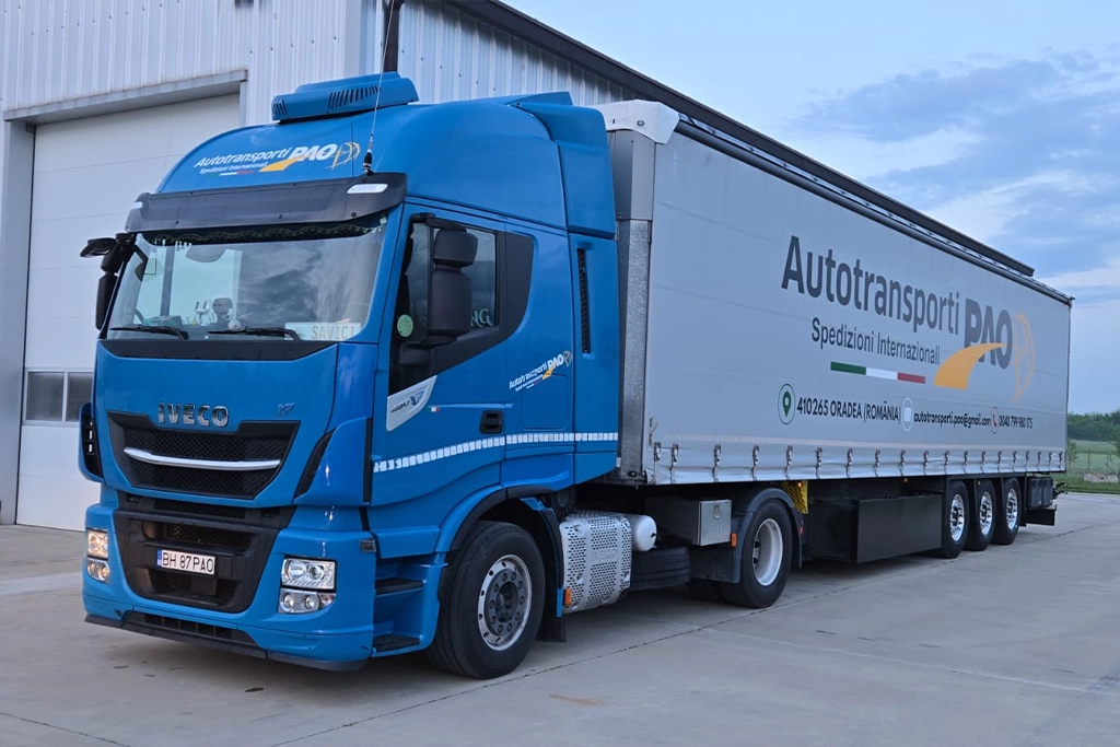 camion Iveco si semiremorca pregatite de transport marfuri international