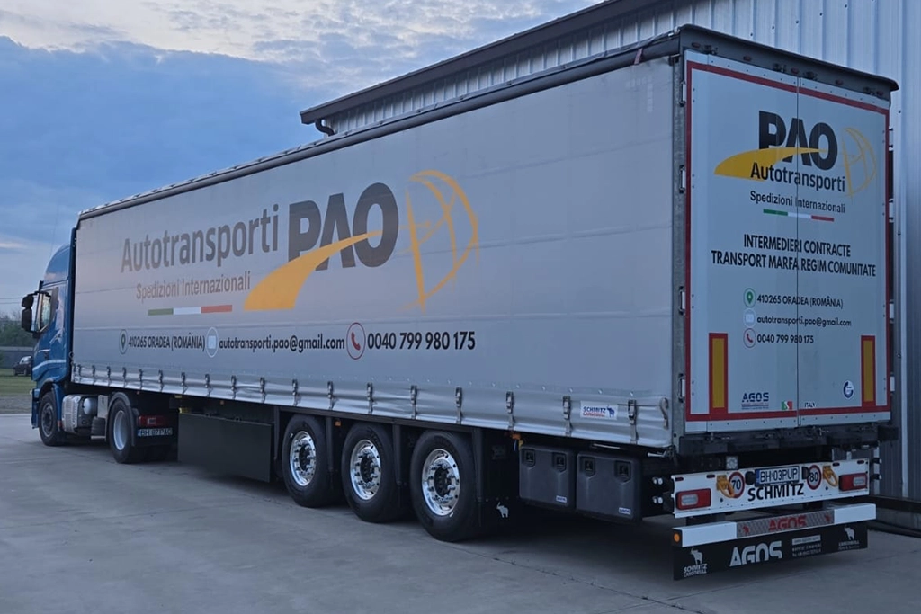semiremorca inscriptionata cu datle de contact ale firmei Autotransporti Pao