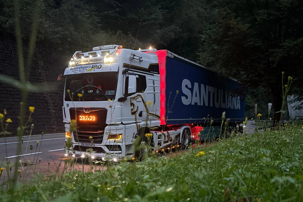 Camion Man si semiremorca cu prelata fotografiate artistic